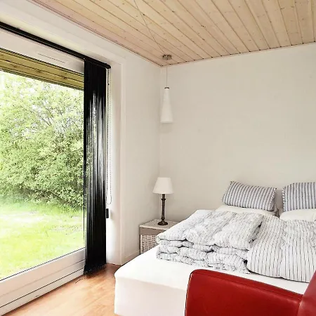 Five-bedroom Holiday In Skals *