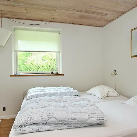 Five-bedroom Holiday In Skals Hjarbæk