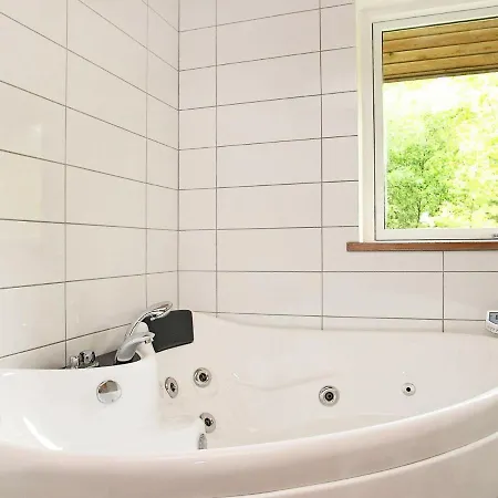 Five-bedroom Holiday In Skals Hjarbæk
